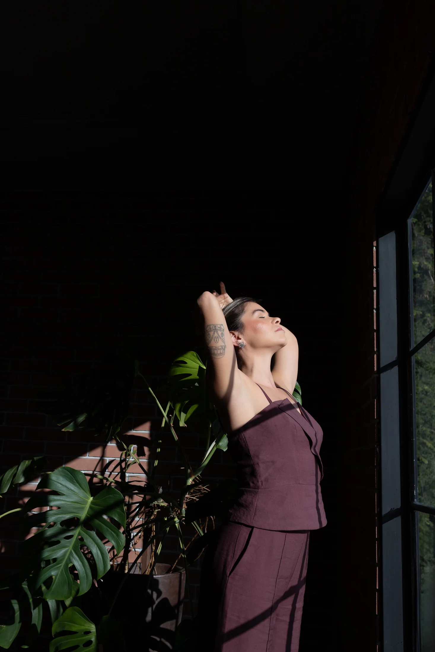 Mari Mangieri em um momento de presença, com os braços elevados