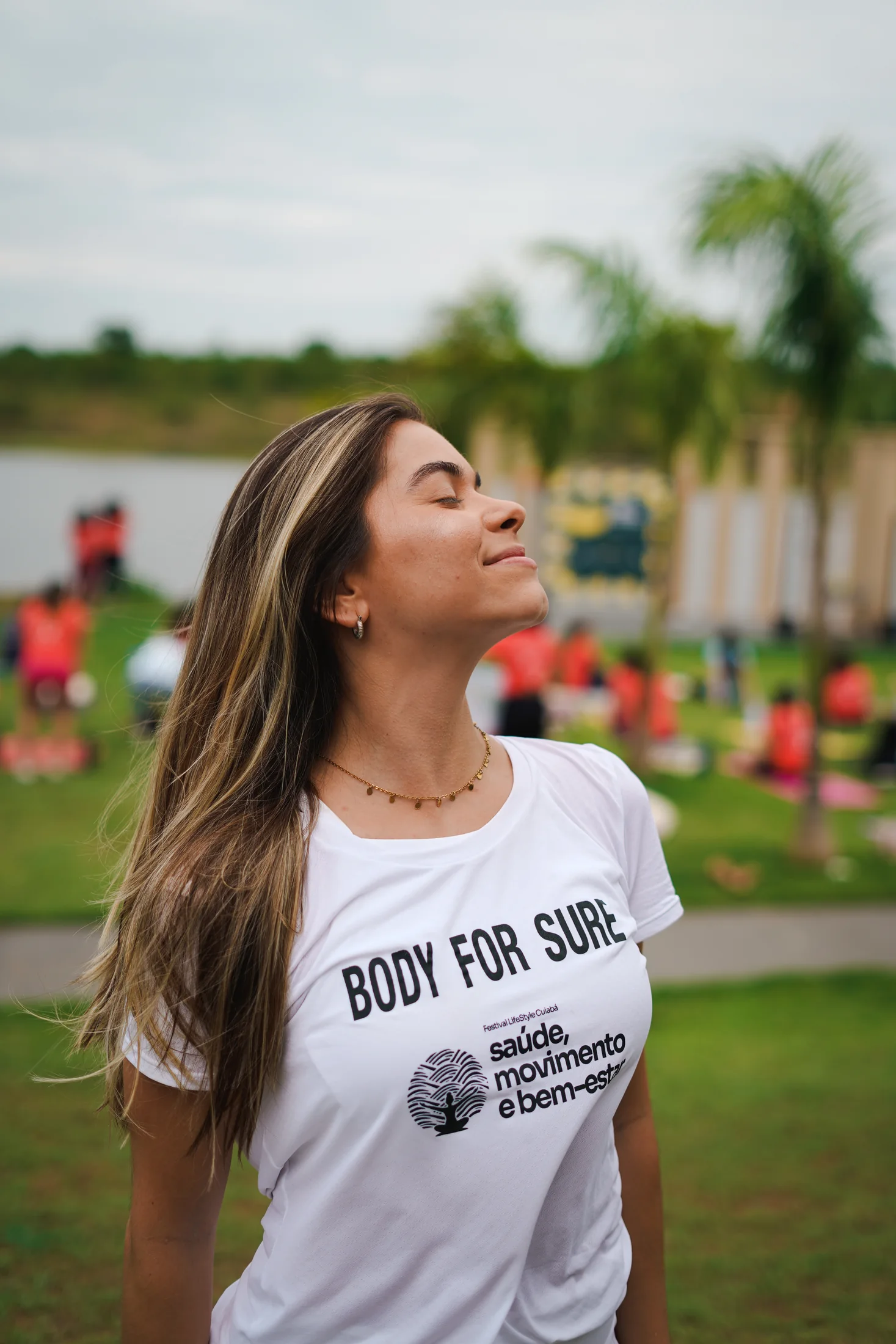 Mari respirando de olhos fechados em meio à natureza