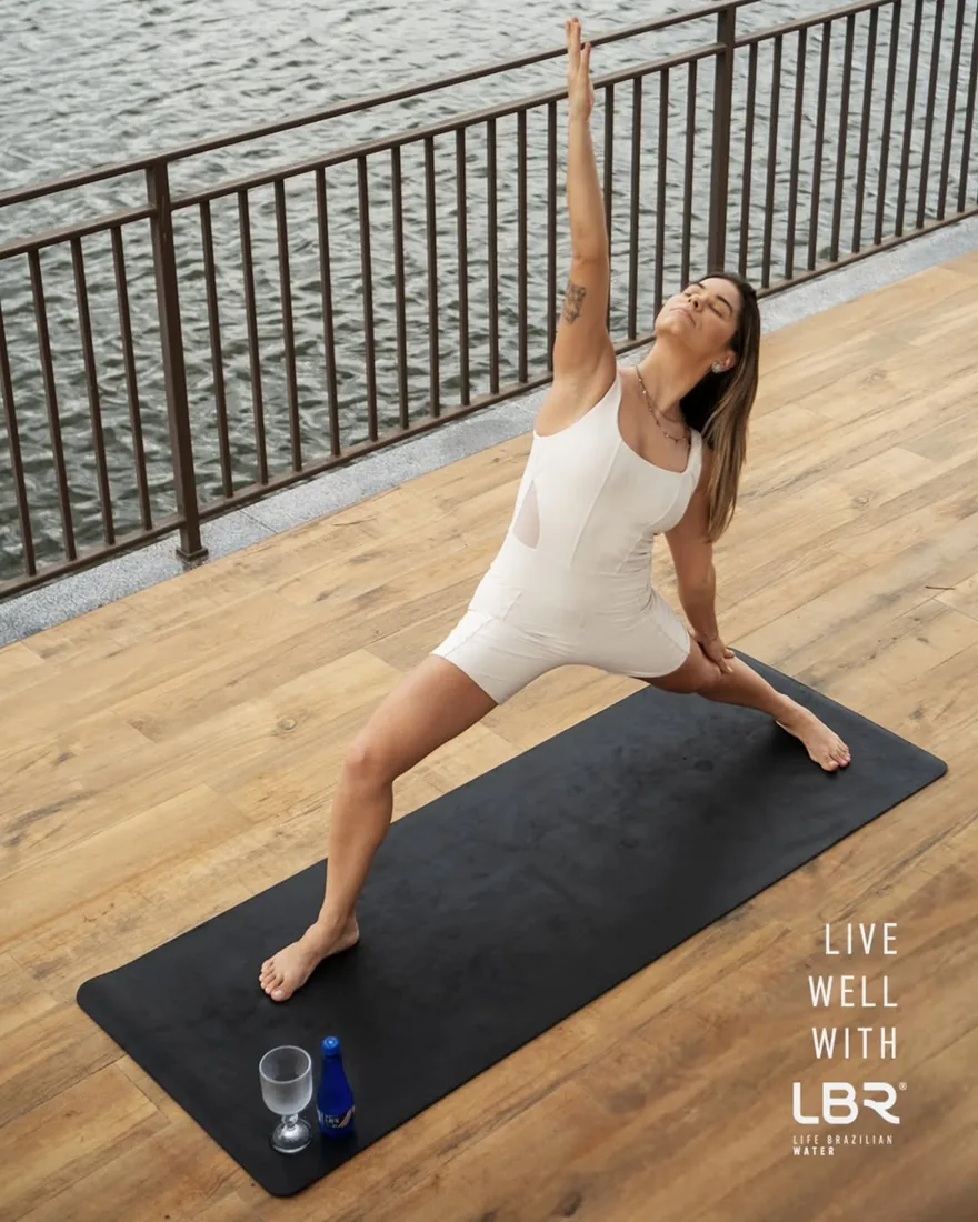 Mari Mangieri em prática de Yoga